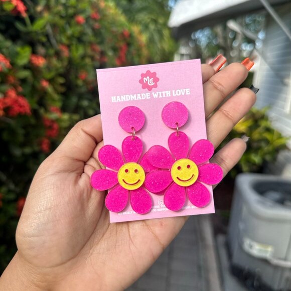Pink Smiley Daisy Earrings — Cute Retro Flower Dangle Kawaii Jewelry - Picture 4 of 5